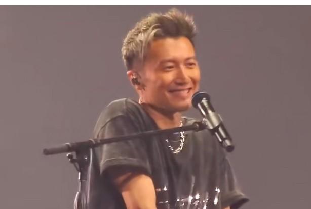 谢霆锋笑得跟孩子一样
爱对了人，生活便是浸在蜜里
谢霆锋 王菲是内娱最有分寸的情
