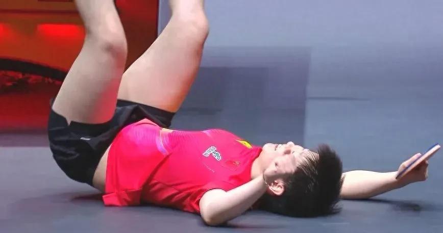 莎莎，你可长点心吧，
以后不要再躺地上了，
你看看张继科，
差点就被压散架了，