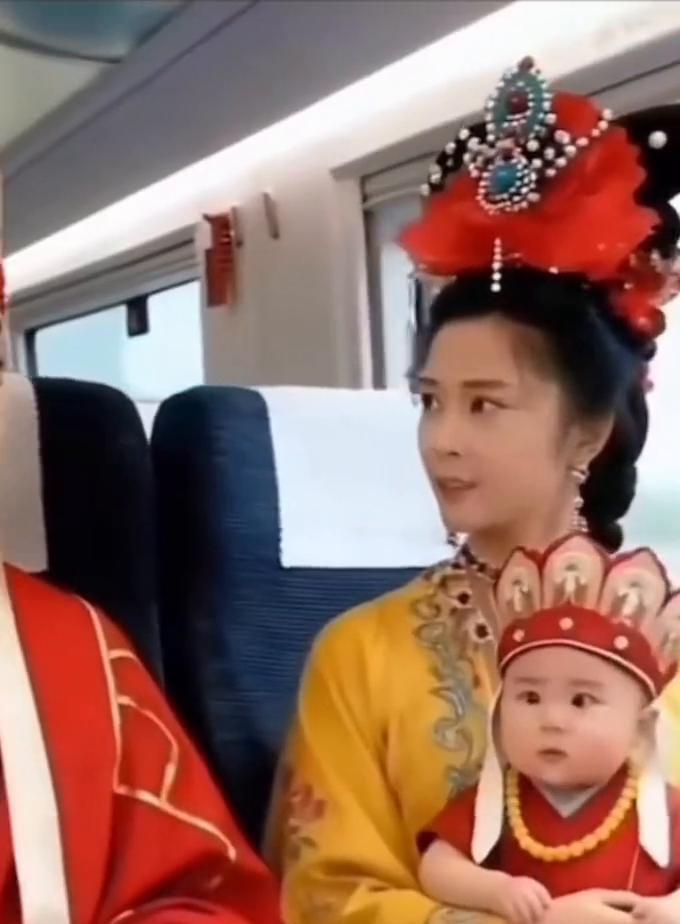 女士们、先生们，欢迎乘坐幸福的高铁。