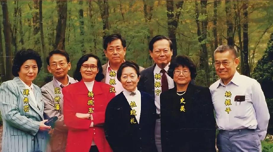 1997年，杨振宁回到安徽老家祭祖，期间与家族相关成员留下了一张合影。杨振宁堪称