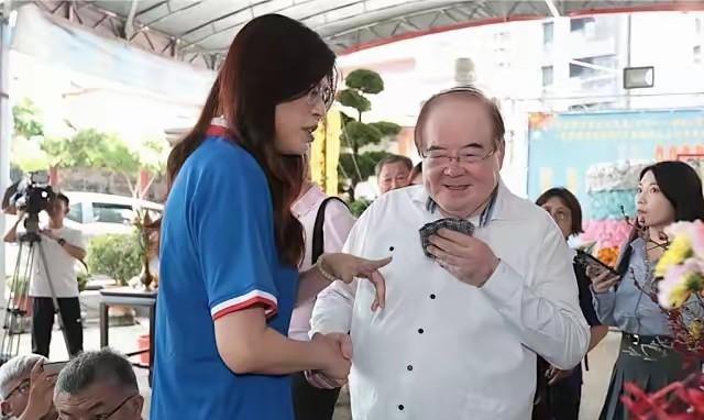 李乾龙确实是“老蓝男”，他78岁，比郝龙斌赵少康都要老，但不同的是他们的“蓝”，