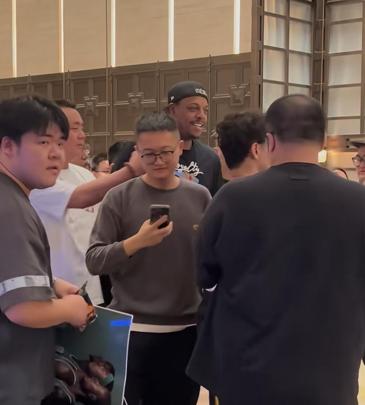 令人意外！保罗皮尔斯对待球迷竟然会这么温柔！
NBA名宿保罗皮尔斯近日正在成都参