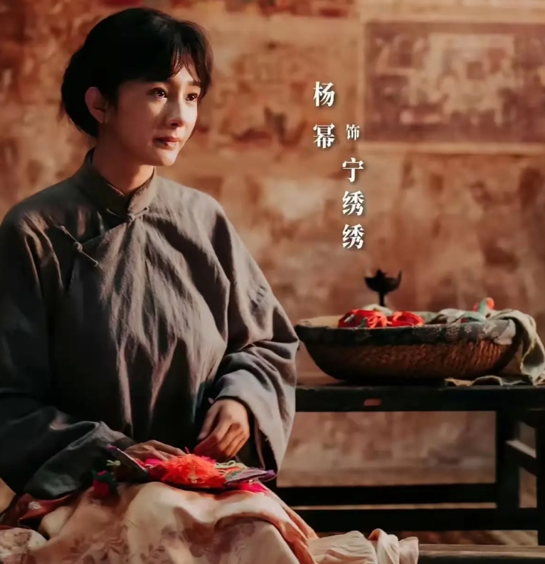 发现没，年代剧真的很容易火。

《在人间》，地点东北，爆了，直接让雷佳音拿了三个