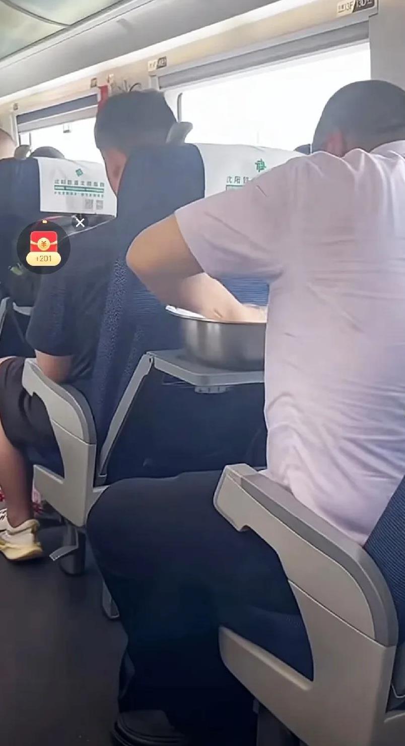 高铁上的一幕，对，你没看错，这位大哥正在活面。
他的这一举措引发我无限猜想。
他