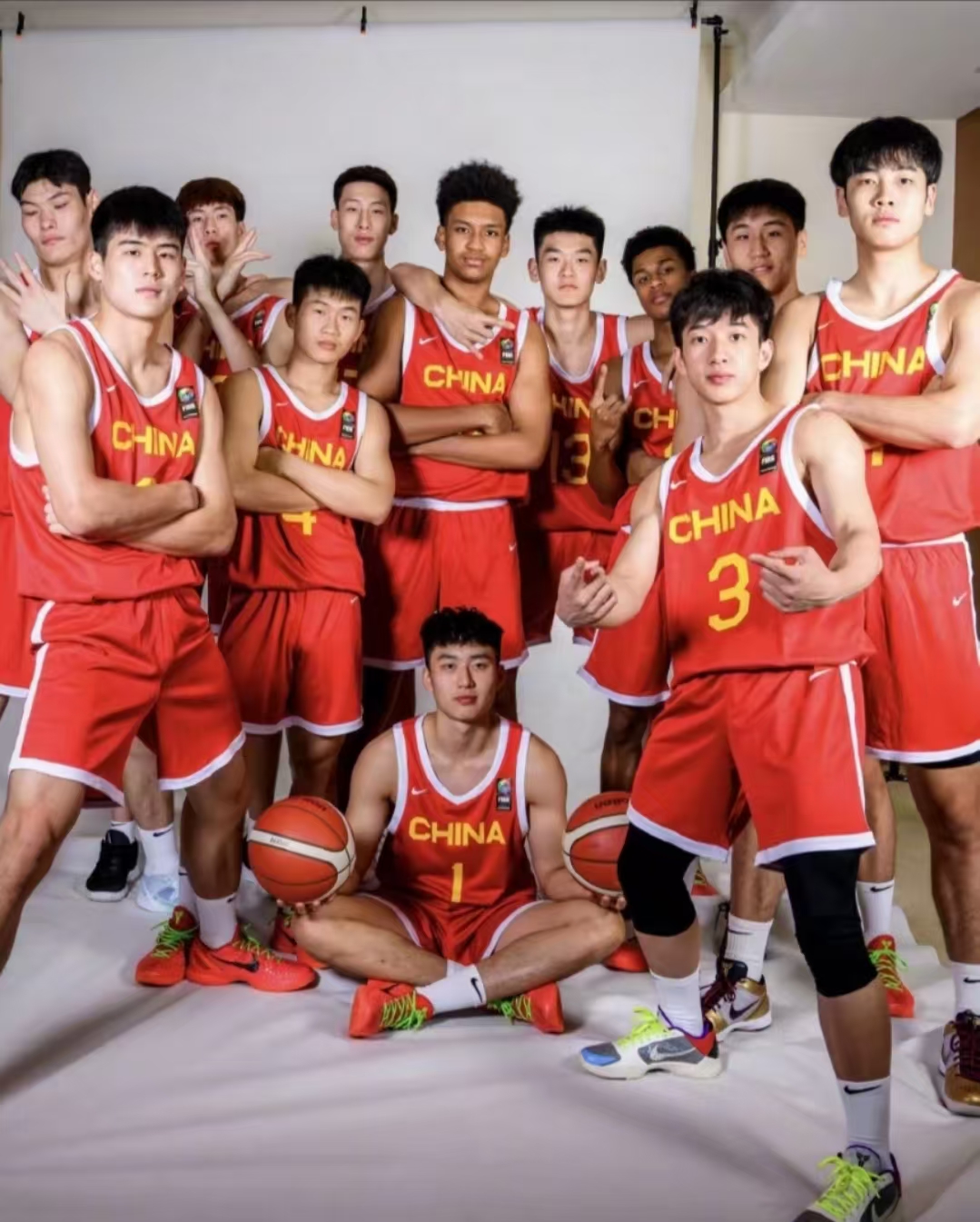 中国男篮国青热身赛全员状态低迷，曲绍斌被骂惨，李悦洲受伤无缘世青赛