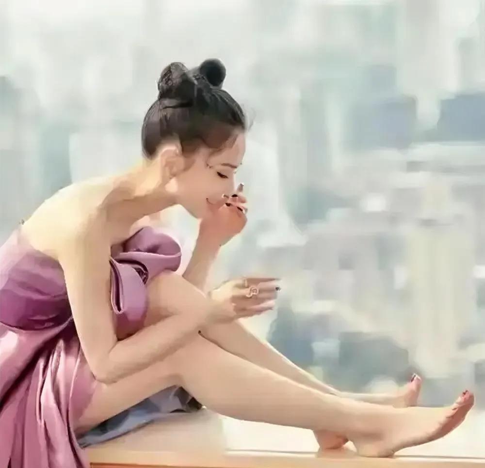 黄圣依天台自拍光脚蜷坐栏杆边，小脚丫白到发光，这敢拍程度谁看了不咋舌 ？
一袭紫