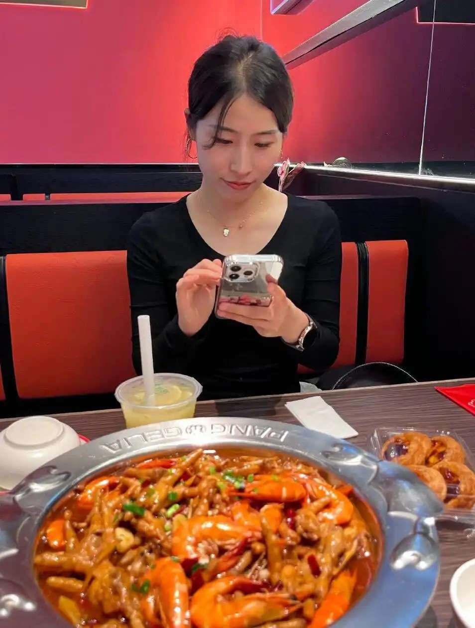 相亲对象，见面就一直玩手机，一点没有礼貌