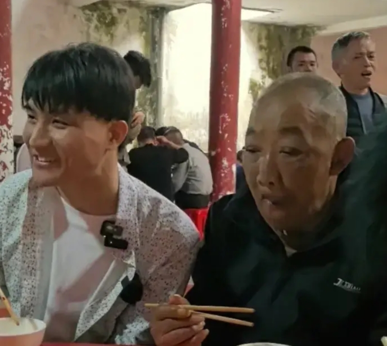越发刚回国认亲当地政府给力。
从直播中可以小刚亲生父母家境一般，也不是那种很会表