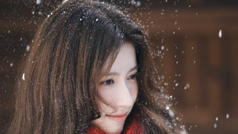 胡嘉欣的冬日暖阳美照，状态不错！