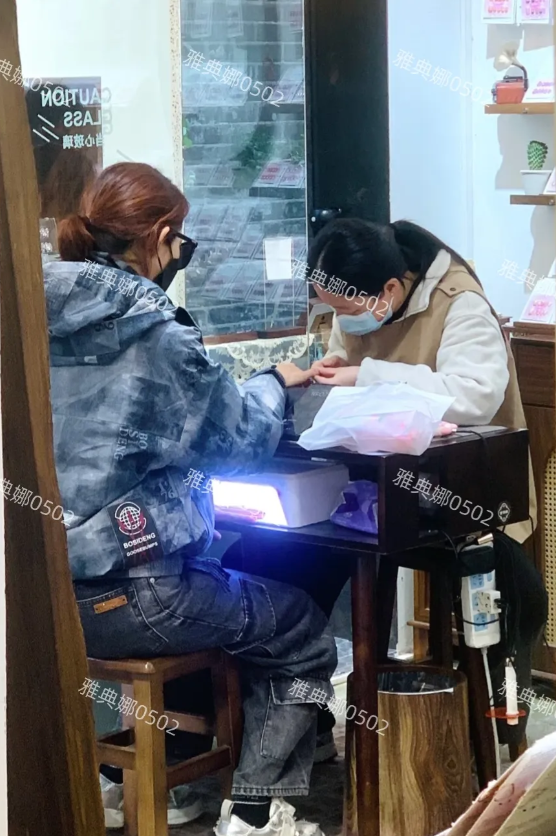 珠海遇到了蔡少芬和张晋，蔡少芬本人好高，穿平底鞋都比她老公高。
蔡少芬做美甲的时