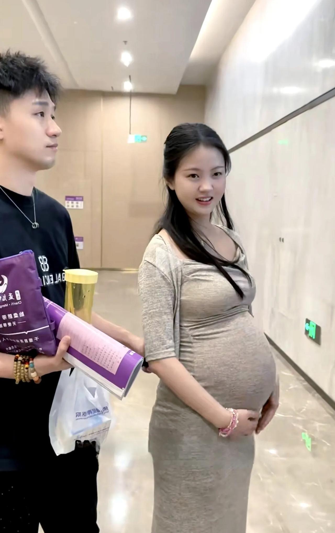 怀孕6个月的准妈妈，请有经验的人士帮忙看看，这肚型到底是男孩还是女孩呢？[捂脸]