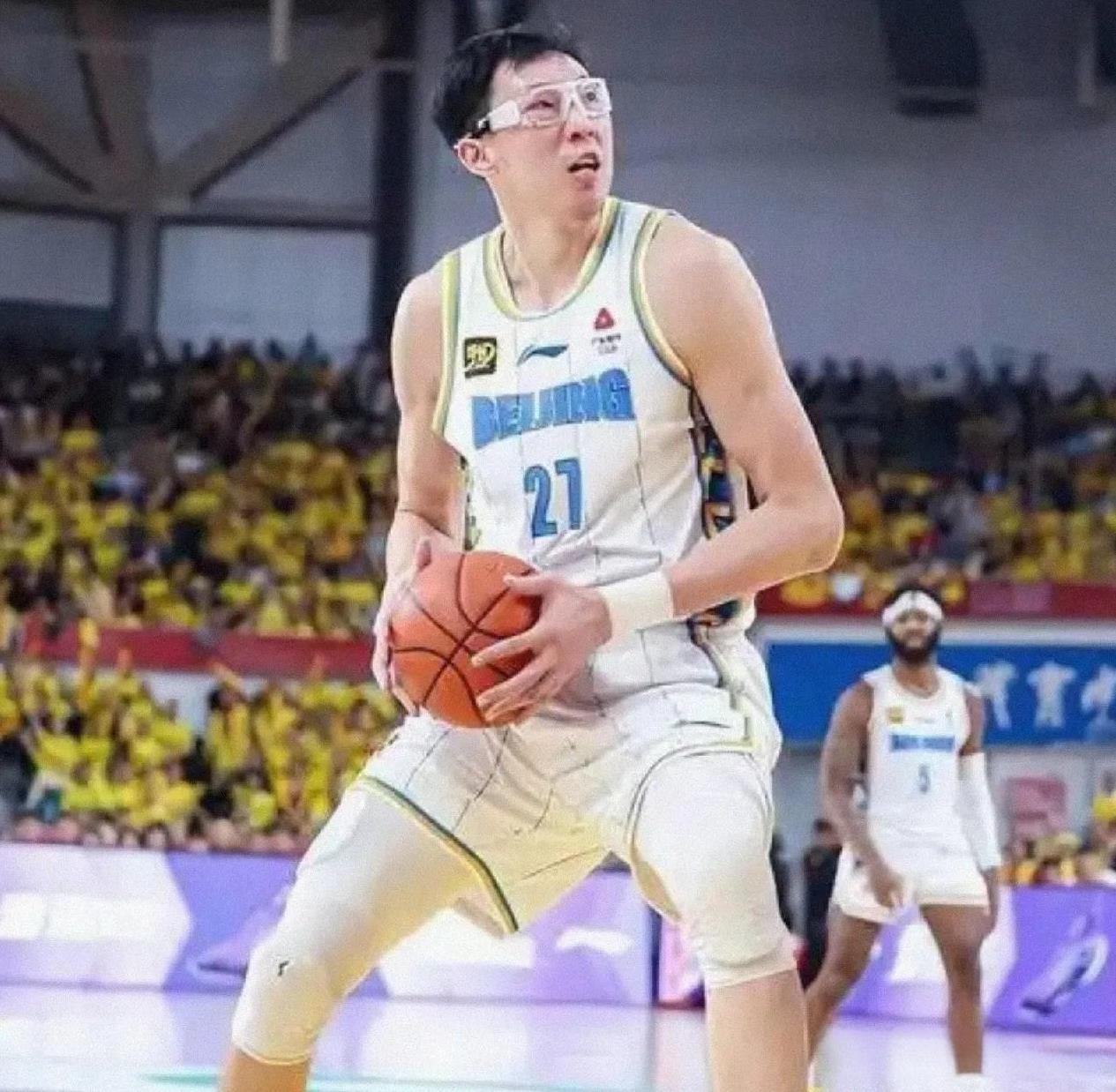 虽然杨瀚森被NBA第16顺位选中，但本赛季杨瀚森在CBA依旧打不过的五位国产中锋