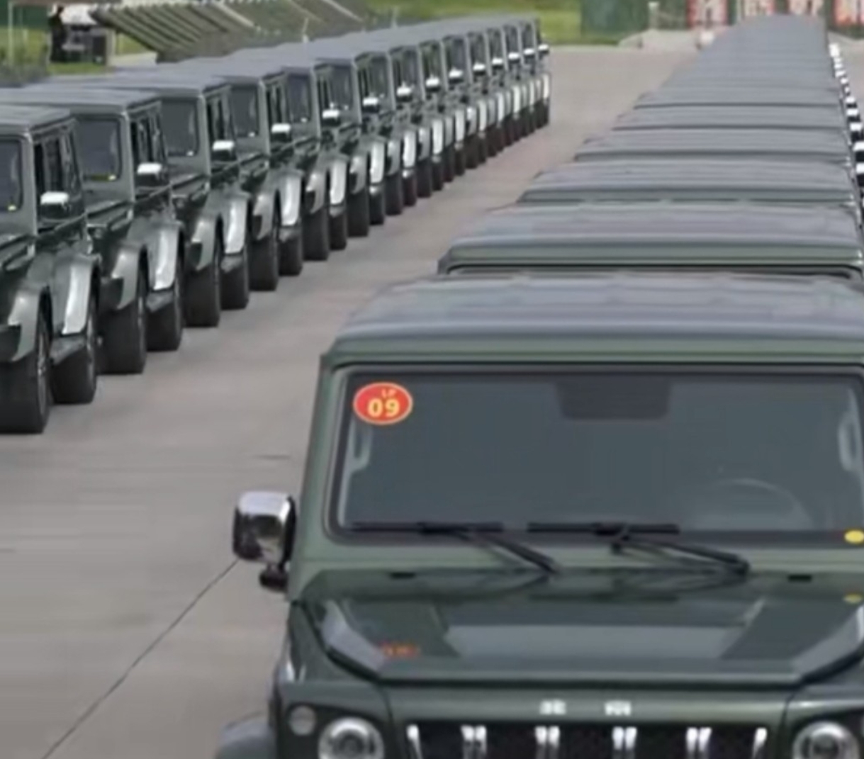 阅兵中的汽车——BJ80
93阅兵一共56门礼炮，一辆车牵引一门礼炮。
56辆B