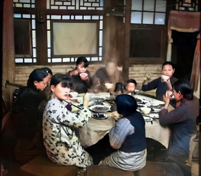 通房丫环一直站立伺候夫家，33年后儿子高中丈夫大笑：你快坐下，一起吃饭