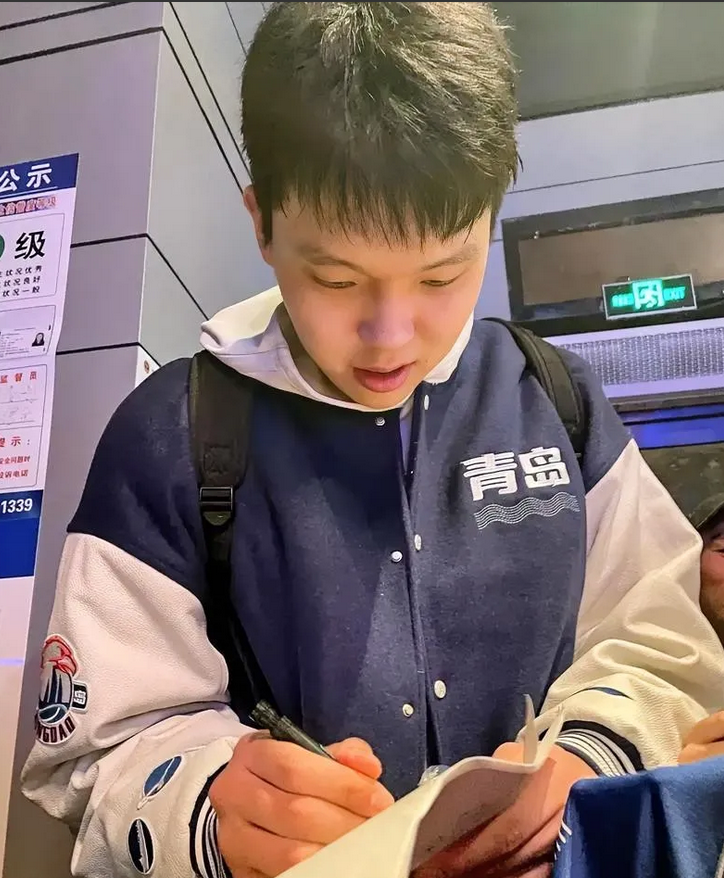 中国球员进NBA有多难？
杨翰森有多强？
我特意去查了一下。

原来杨瀚森为了选