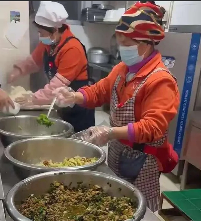 昆明大妈中午在餐厅忙碌着，1男子试探着问：“我能免费吃吗？”大妈愣了愣，随即笑着