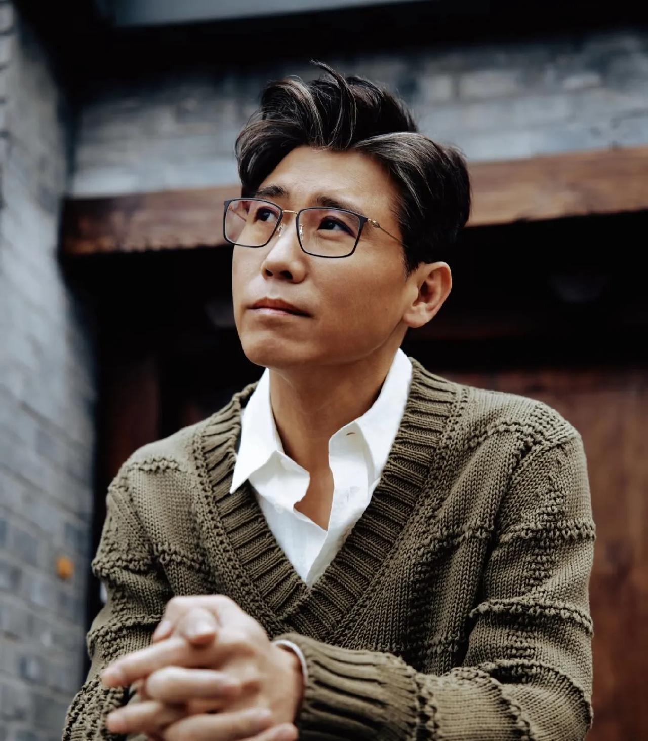因为李乃文被打上喜剧人的标签
所有人都认为他不靠谱，但我不这样认为
幽默风趣的男