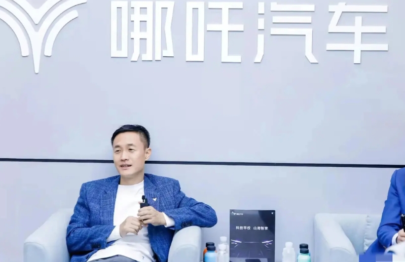 哪吒汽车营销败笔不断，招招致命。

1、有一段时间想请偶像明星吴某代言，当时吴某