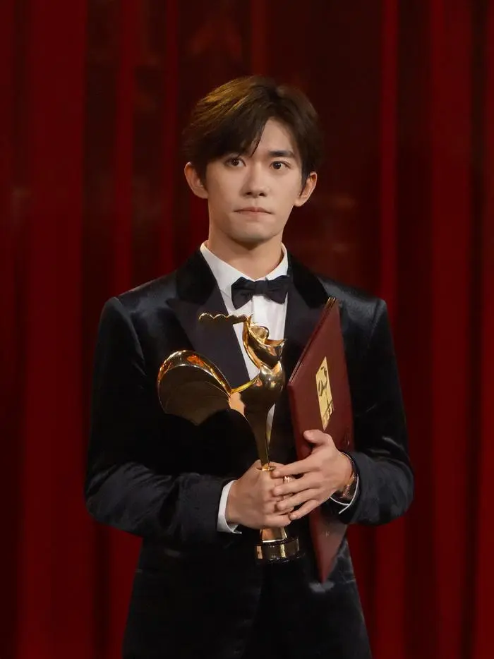 有人问王晶：易烊千玺会成为像刘德华那样的演员，你怎么看？

王晶：我不这么认为，