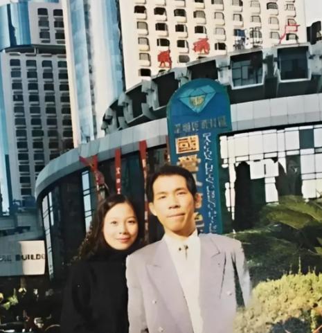 1996年，劳荣枝和法子英在深圳生活时的合影。照片中劳荣枝拉着法子英的手臂，亲密