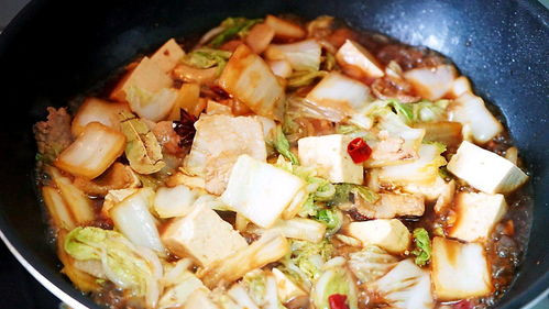 米饭不够吃预警！这道家常白菜炖豆腐，鲜到舔盘还暖身​