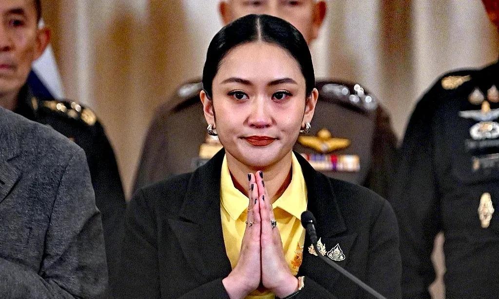 佩通坦录音门事件后，虽用了四步策略成功自救，但面对曼谷爆发的示威等政治压力，佩通