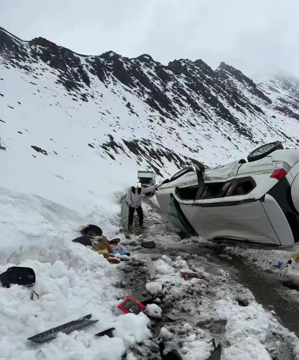 一群老人开着百万越野车，玩高原雪山自驾游，结果玩大了！5月20日上午，6个老人自