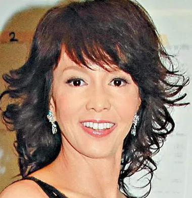 2008年，郑裕玲做生意亏损1.2亿，随后向丈夫提出离婚。丈夫吕方净身出户，走时