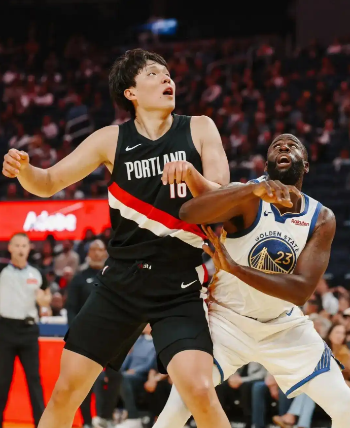 NBA季前赛，开拓者123-127遭勇士逆转，杨瀚森赛后接受了媒体采访。
记者：