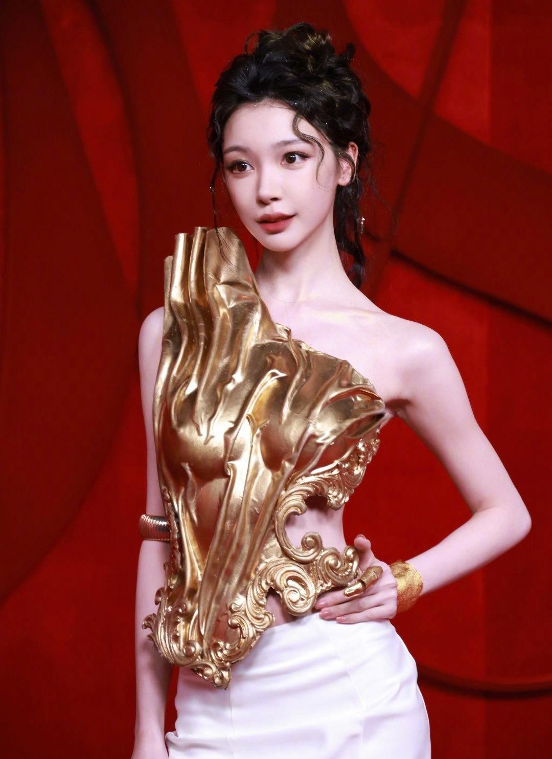 易梦玲走红毯真是不输那些明星。