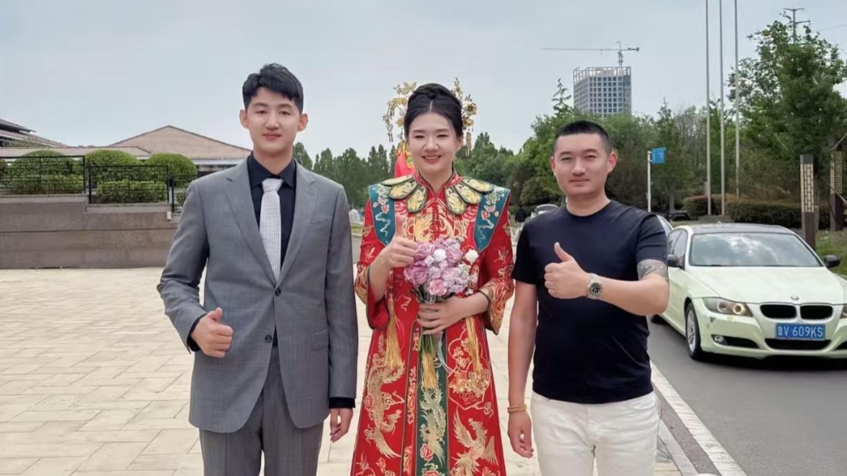 恭喜！30岁女排奥运冠军大婚，丈夫高大帅气，曾恋2米08男篮国手