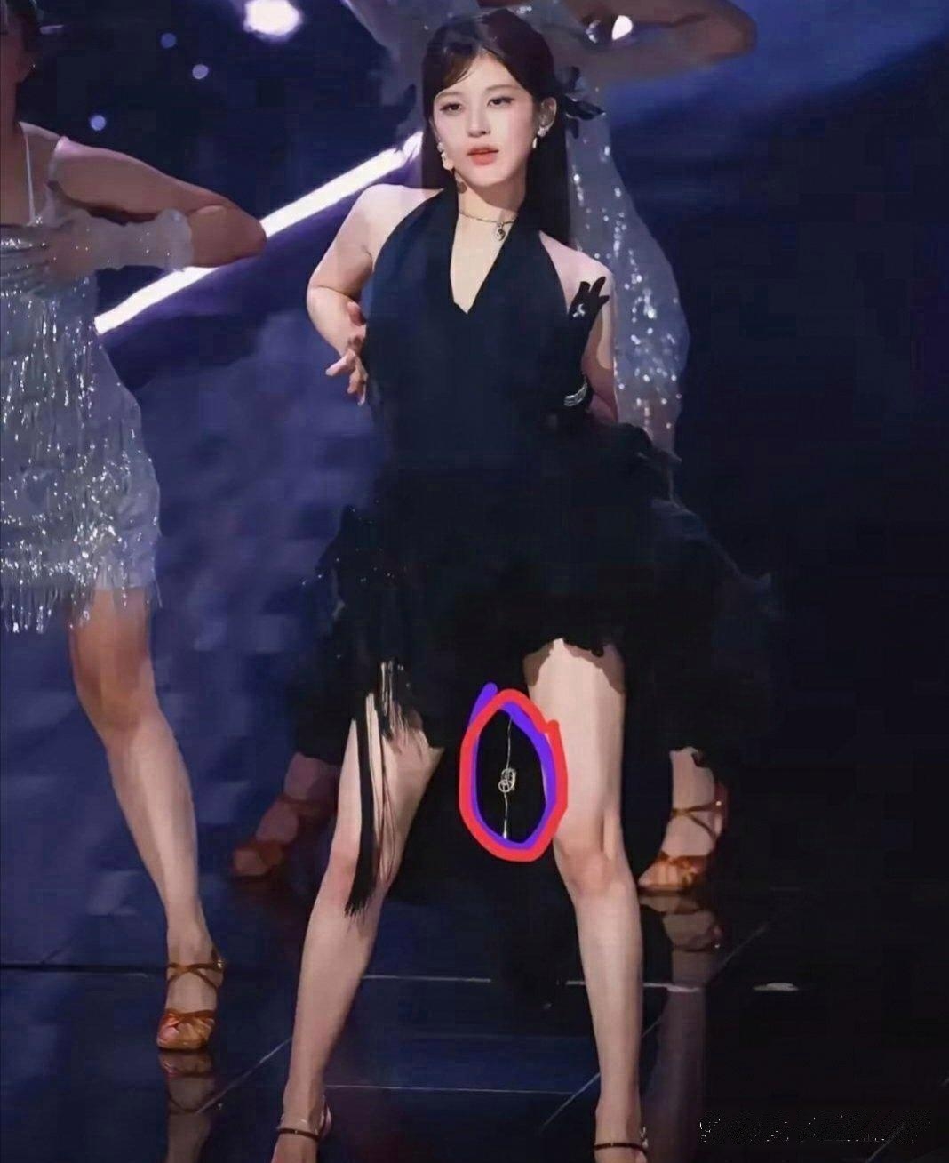 赵露思真不是装的！仔细看她表演时，耳返掉了都没察觉。她曾因抑郁症身体僵化，吃饭喝