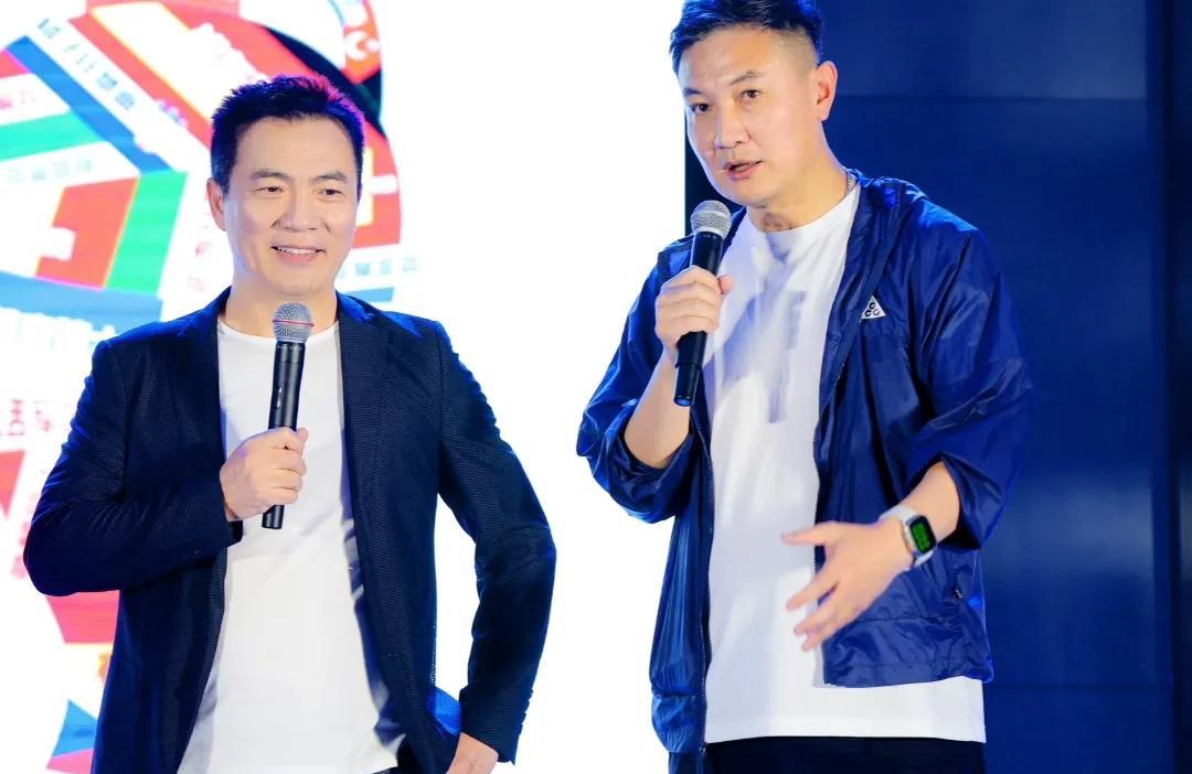 拜仁2-1博卡，黄健翔和徐阳的解说让人“大开眼界”！
博卡扳平前：他们说，南美足