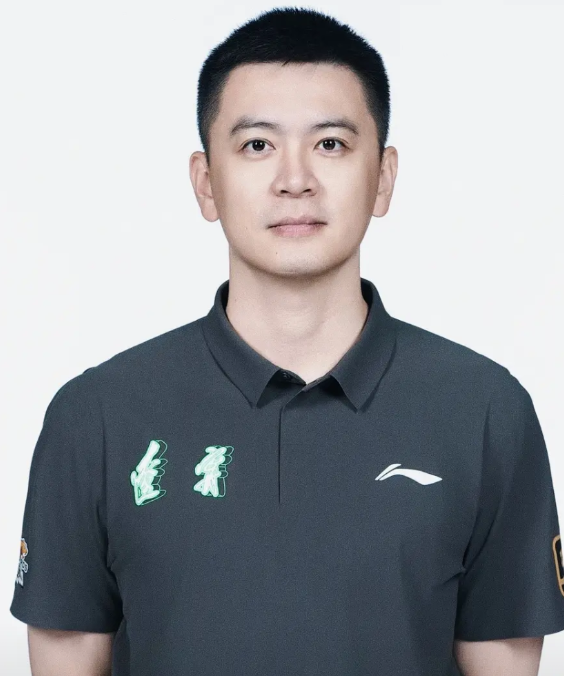 下赛季不出意外的话，杨鸣教练压力会非常大，在场边“跺脚、挥舞”的画面可能会非常频