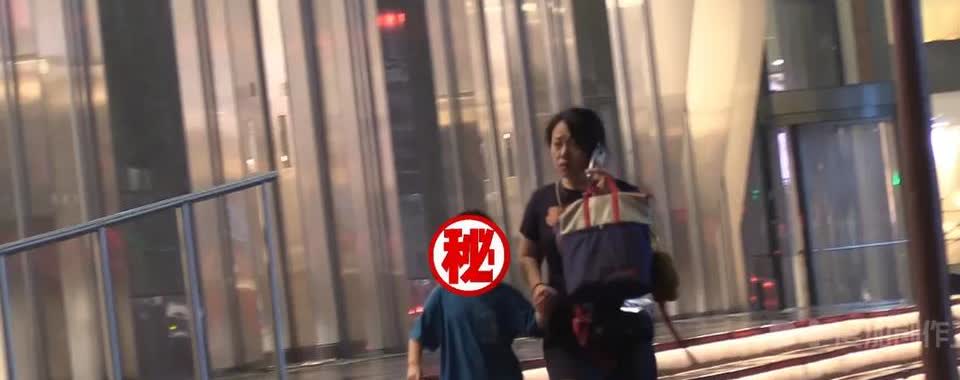 冯绍峰低调带5岁儿子就医，父爱深沉引关注。

2025年4月10日，知名男星