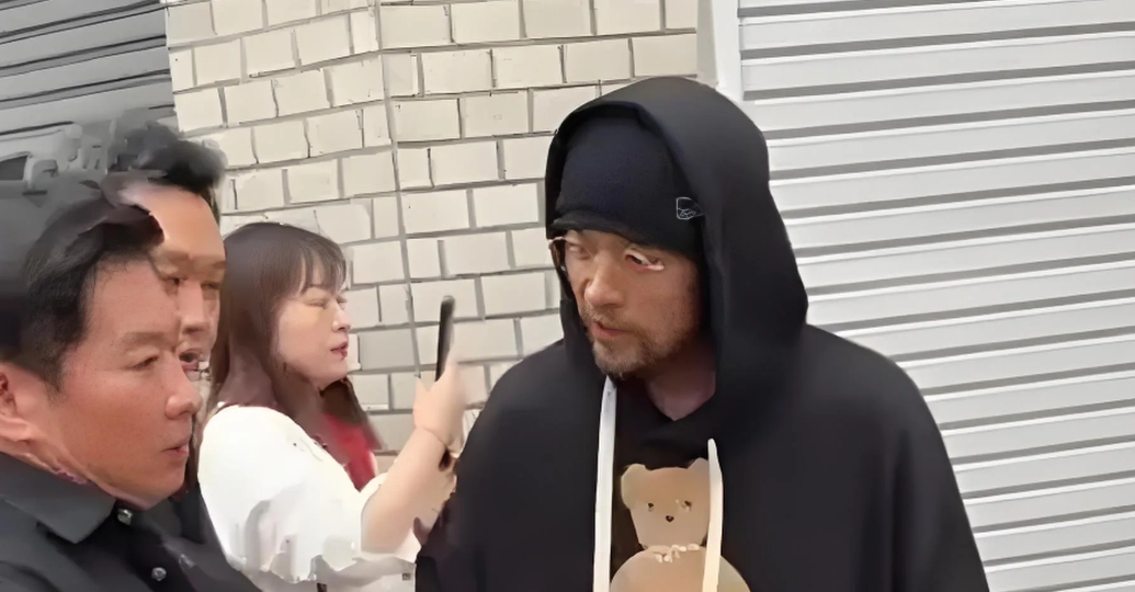 周杰伦被曝患强直性脊柱炎多年，此病被称为“不死的癌症”。他曾在演唱会上因病痛问歌