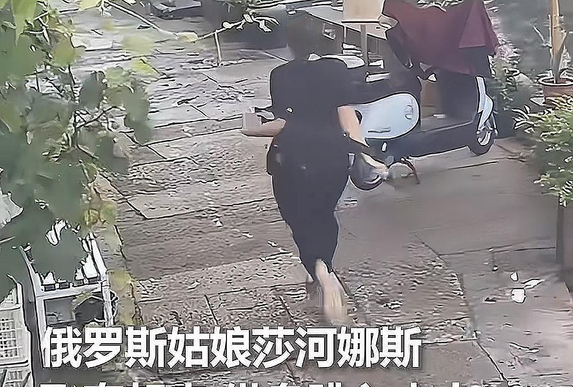 那个在绍兴救人的俄罗斯姑娘，
运气简直爆棚了！她扑通一声跳进河里救起老奶奶，就这