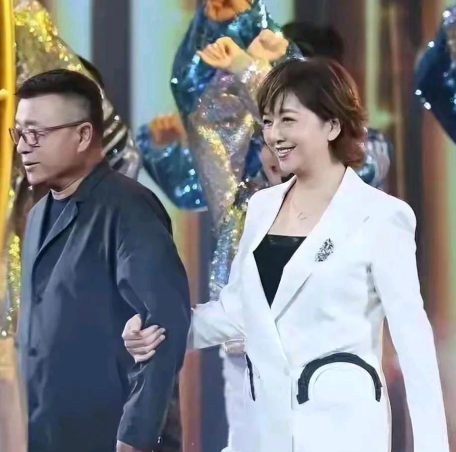 58岁的江珊白西装，配这短发也适合她！
越来越显年轻，她是成熟年龄段美！