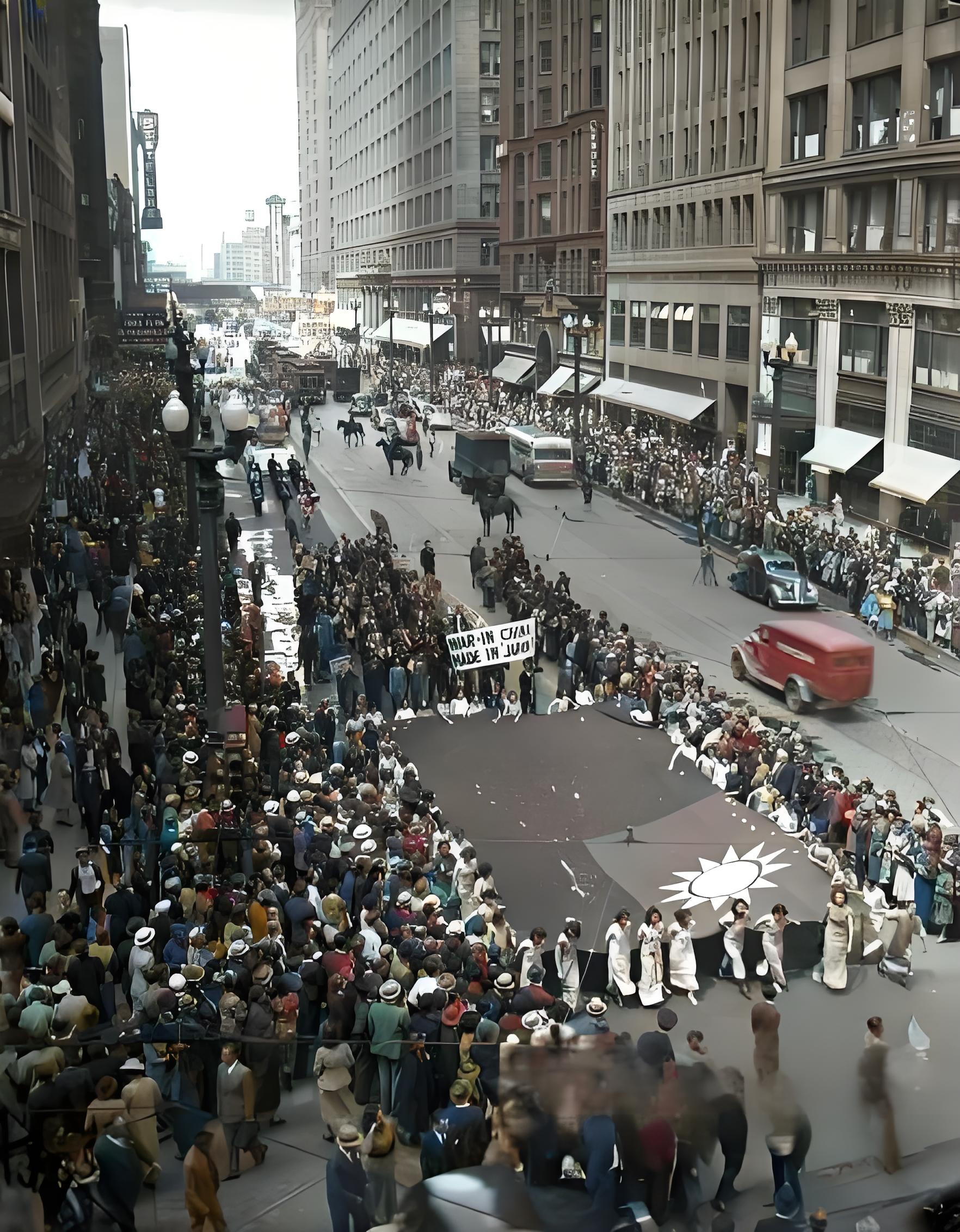 1938年，6,000名华裔美国人组成的游行队伍穿过芝加哥环线，抗议日本入侵他们