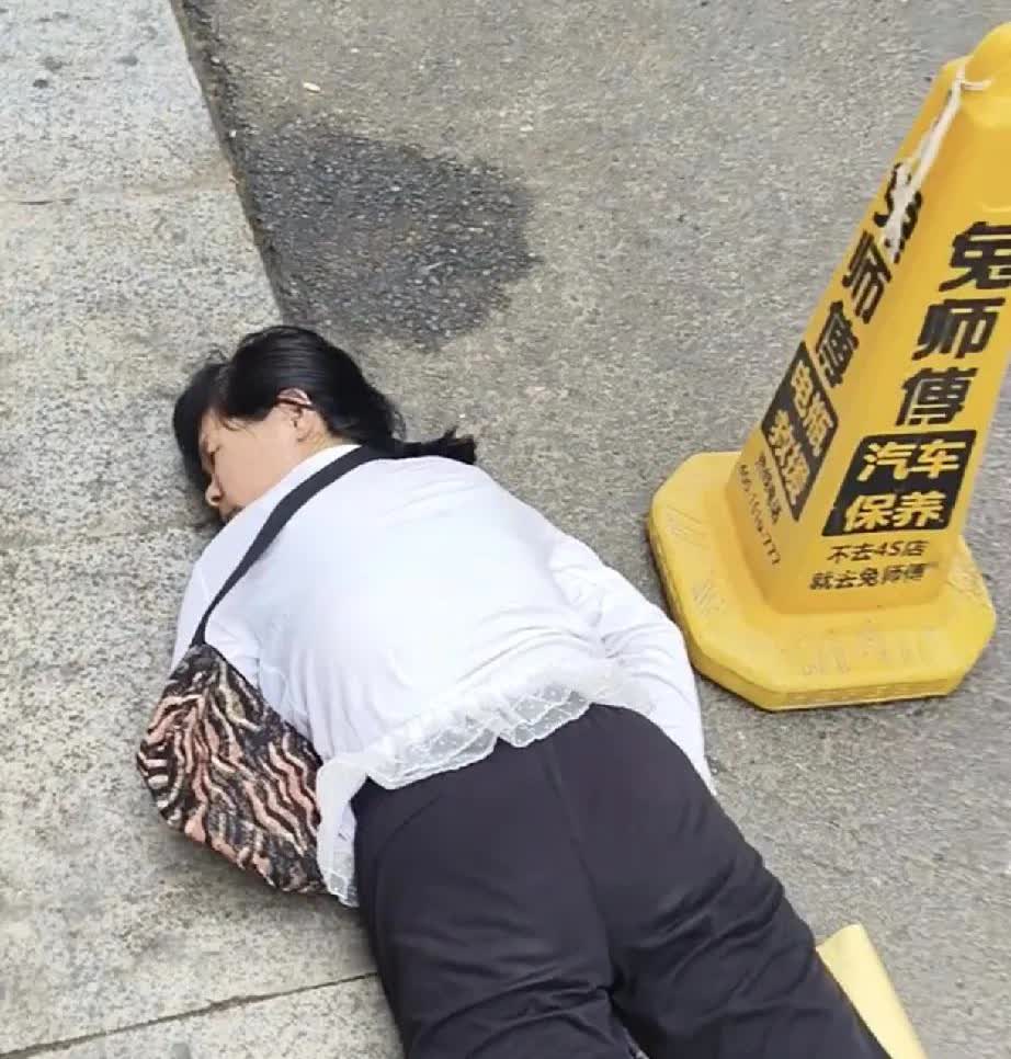 不知道是谁的妈妈？是谁的女儿？
一女子也许工作太累，又或许是生活压力太大，突然