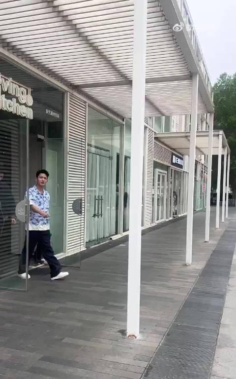 花儿与少年7都开录了，龚俊和张晚意同框路透被拍到了！