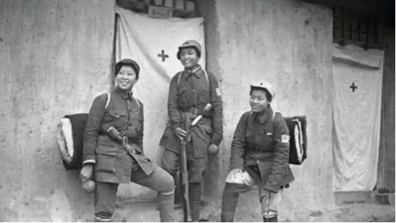 1945年，八路军卫生员被俘，日军把她抓到一个农民家里，吊在房梁上审讯，她被打得