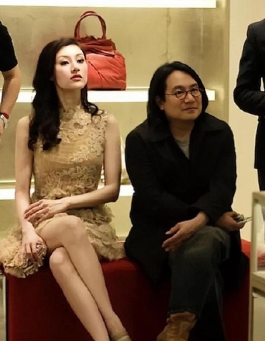 李嘉欣的美貌太出众啦。李嘉欣年轻时的美照，她鼻梁高，五官精致，有着骨子里的美，气