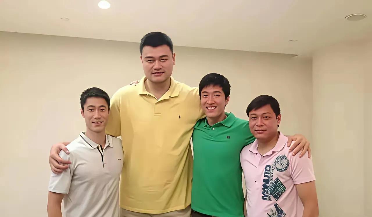 这些体育健将都是身高1米八以上的，可是跟姚明一比都显成了小矮人，看来姚明是真的太