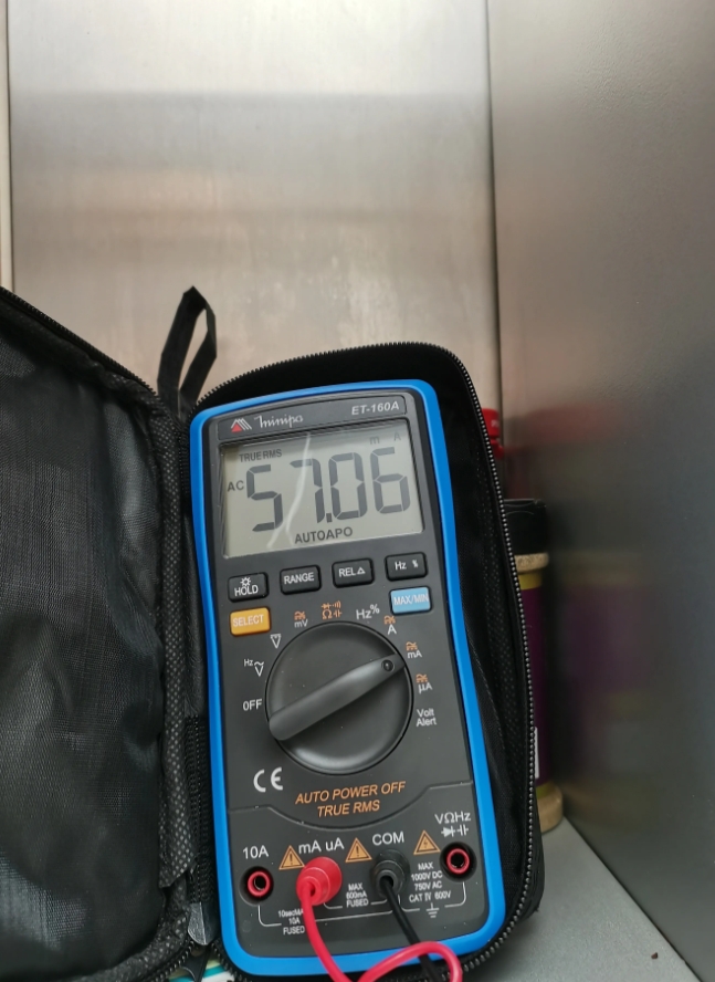 前几天，我说了一下，新装36W的LED照明灯以后，用万用表测出来的电流，不忍直视