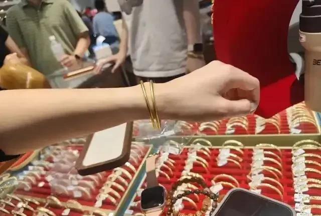 年轻人喜欢存钱，有人说他们愿意消费了
年轻人不买房，有人说他们不愿意消费了
年轻