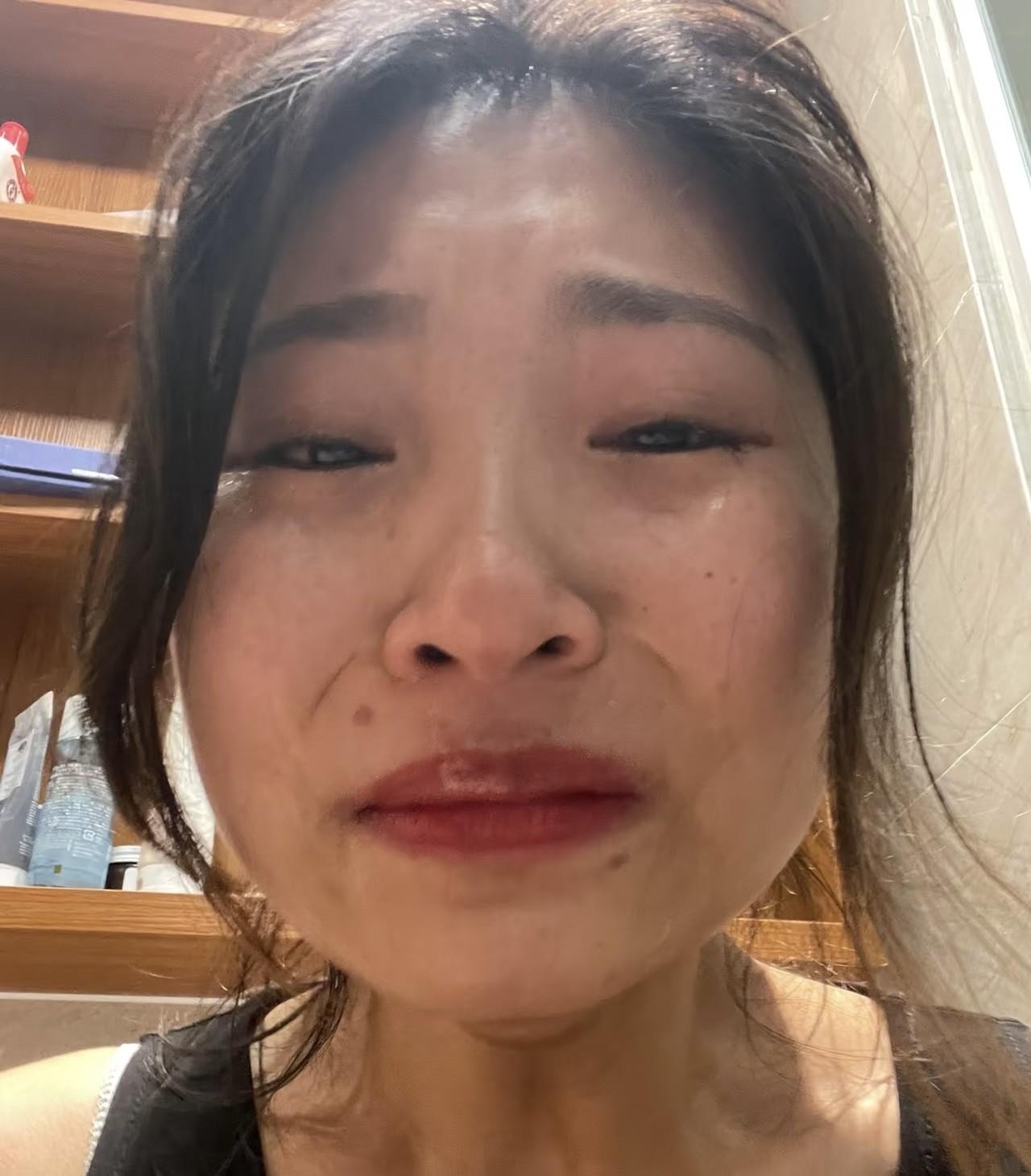 昨天我离婚了，原因无奈又心酸。



凛冽的寒风像刀子般刮过脸颊，手中的离婚证冰