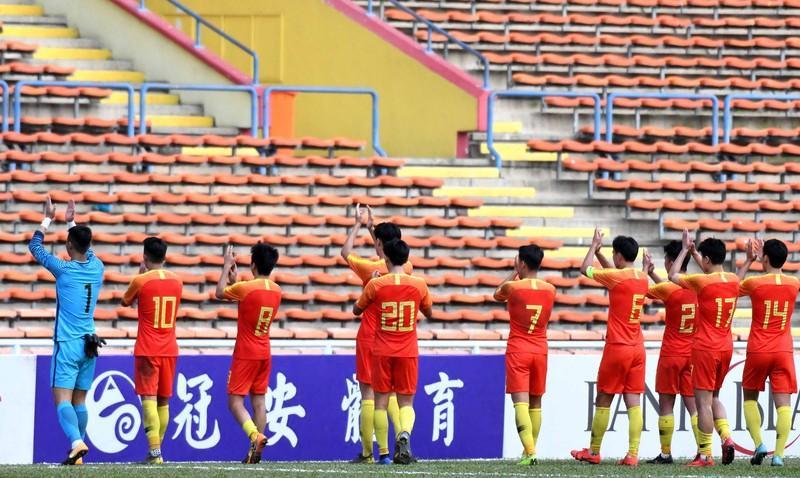 解说员袁甲并不看好U23国足在即将到来的U23亚洲杯上的前景，他认为球队小组出线