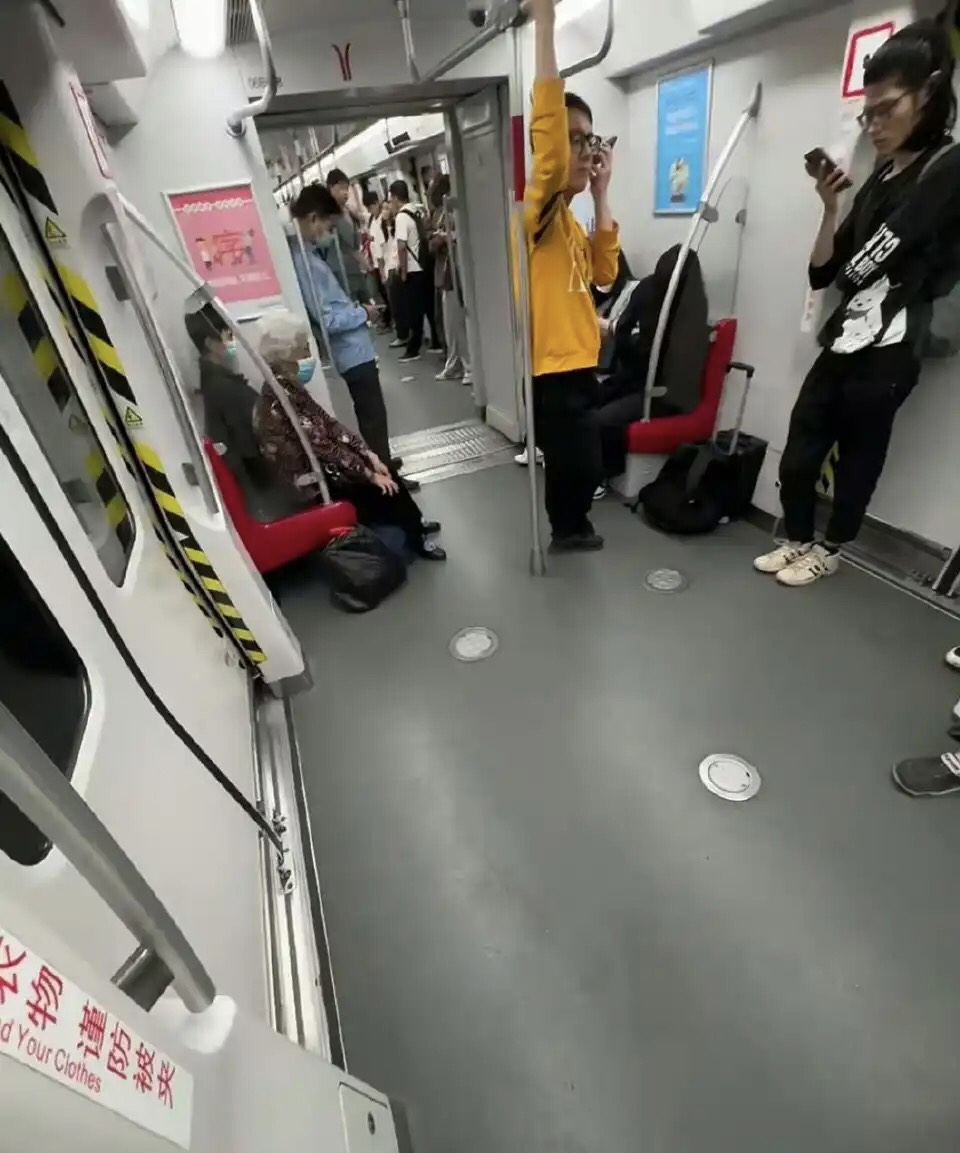 第一次见没有座位的地铁