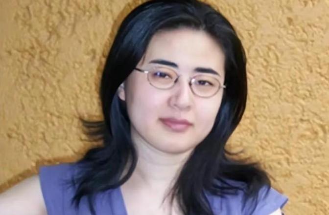 1999 年，28 岁北大才女田晓菲嫁给 53 岁美国导师，她父母得知后气得直拍